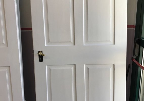 porta verniciata in bianco