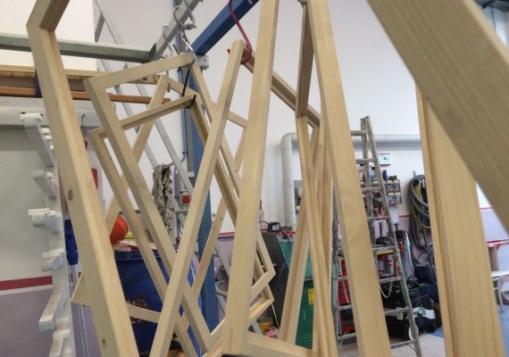 Vernicature in officina cornice di legno